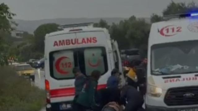 Çanakkale'de minibüs su kanalına devrildi; 1 ölü, 2 yaralı