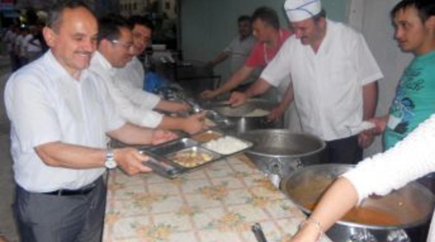 AK Partili Geldi, iftar &ccedil;adırında vatandaşlarla biraraya geldi