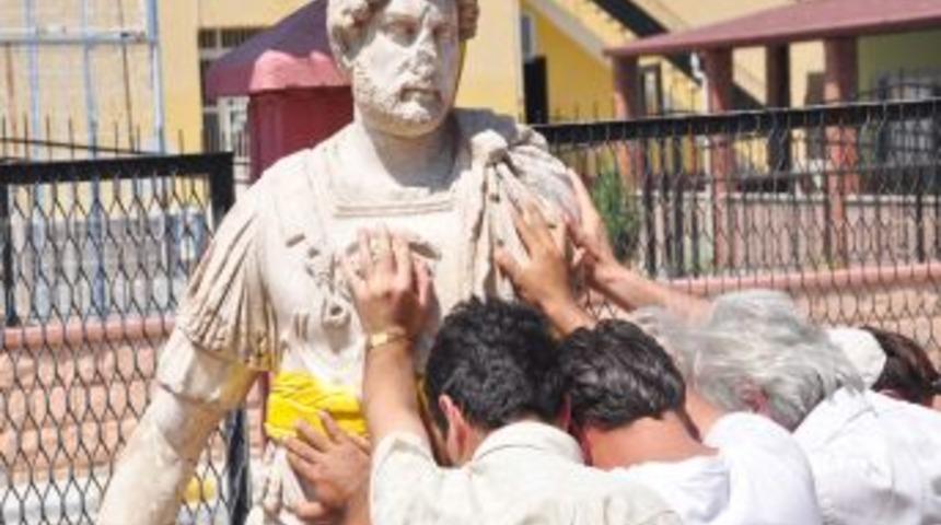 Tlos&rsquo;taki kazılarda &ccedil;ıkarılan imparator heykelleri Fethiye M&uuml;zesi'nde