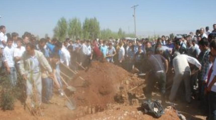 Cezaevi aracında yanan tutuklu Karamalı, memleketi Muş&rsquo;ta toprağa verildi