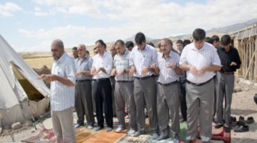 Somali&rsquo;deki kuraklığın sona ermesi i&ccedil;in yağmur duasına &ccedil;ıktılar