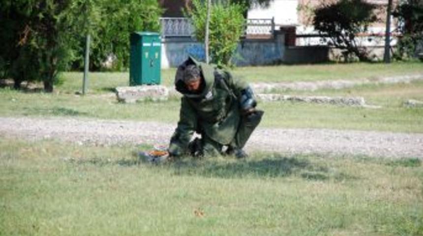 Jandarma komutanlığı yanındaki ş&uuml;pheli paketten alarm sistemi &ccedil;ıktı