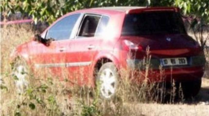 Arabasında &ouml;l&uuml; bulundu