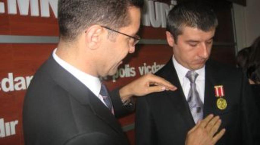 Erzurum'da mal&uuml;l polise devlet &ouml;v&uuml;n&ccedil; madalyası takıldı