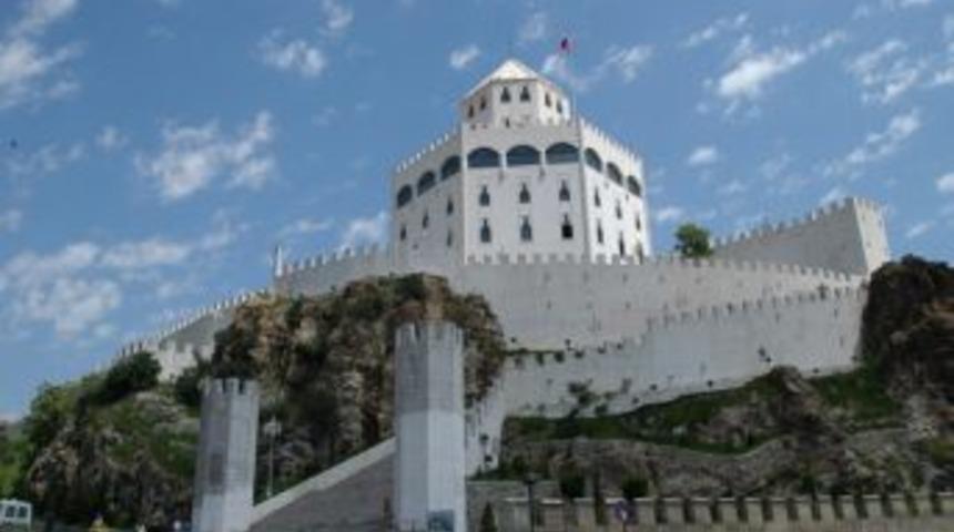 Ankara'nın Ke&ccedil;i&ouml;ren il&ccedil;esinde belediye tarafından yaptırılan Estergon Kalesi