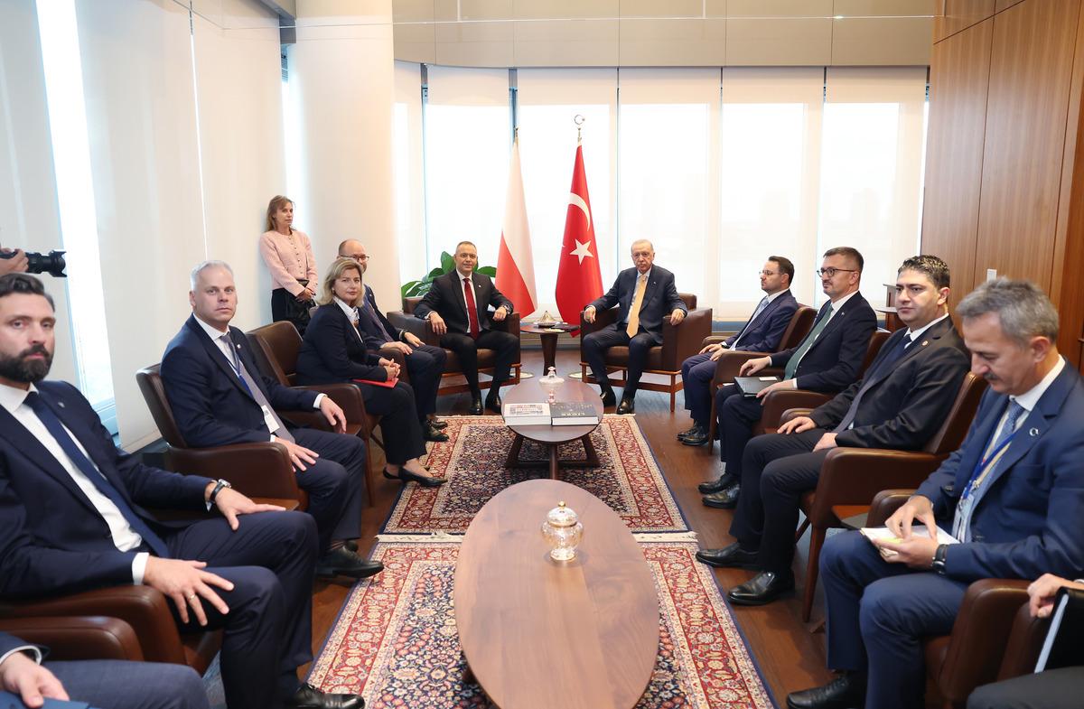 Polonya Cumhurbaşkanı Nawrocki den Cumhurbaşkanı Erdoğan a  kılı&ccedil;  hediyesi! 2