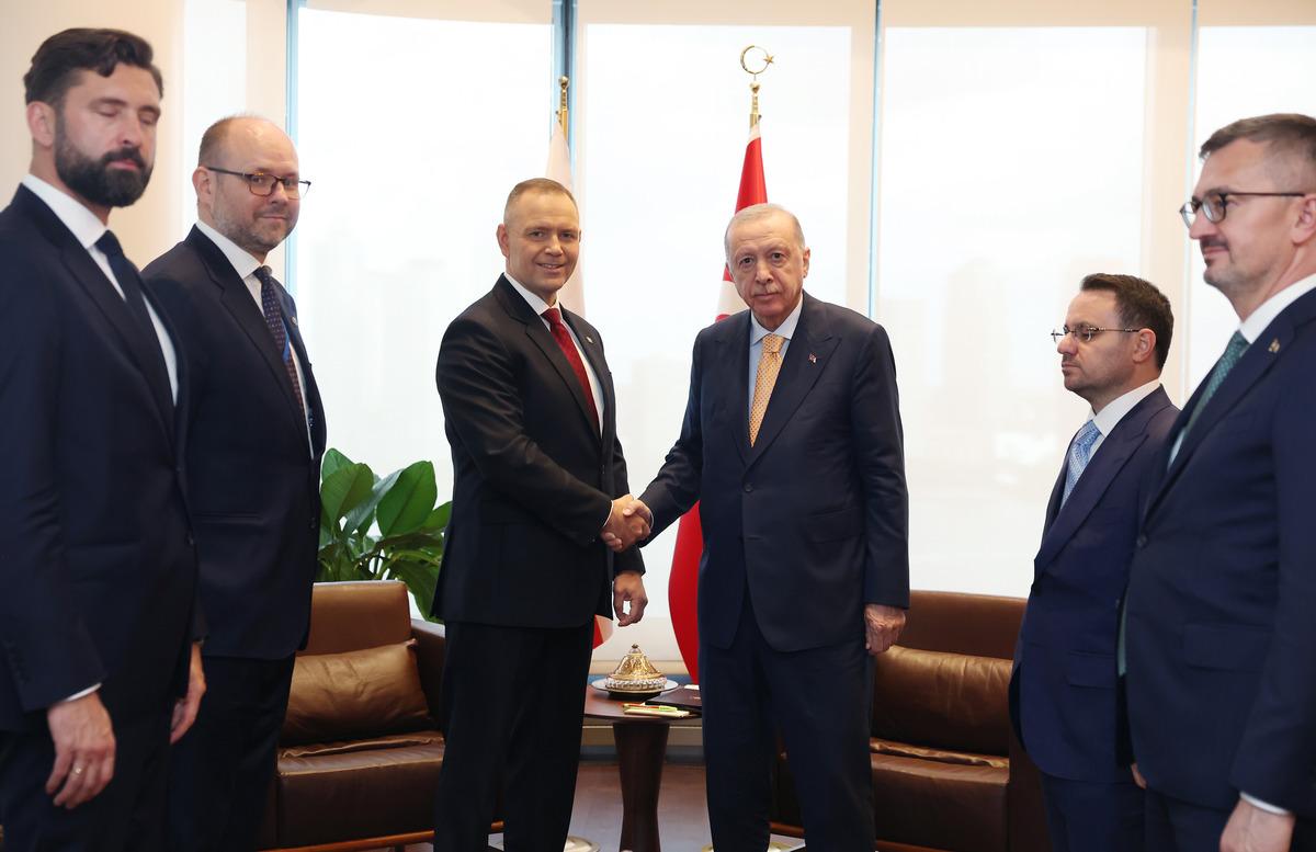 Polonya Cumhurbaşkanı Nawrocki den Cumhurbaşkanı Erdoğan a  kılı&ccedil;  hediyesi! 1