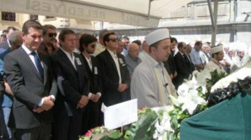 İzzet Ahmet &Ccedil;apa son yolculuğuna uğurlandı