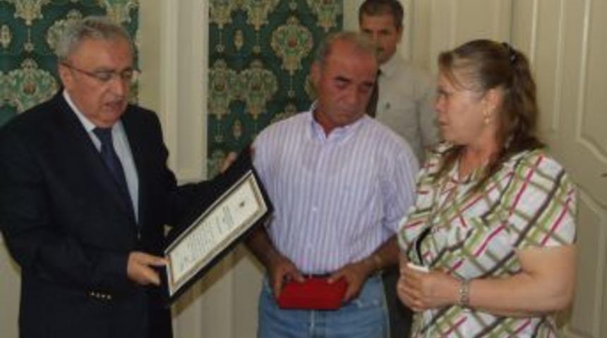 Şehit babasına devlet &ouml;v&uuml;n&ccedil; madalyası verildi