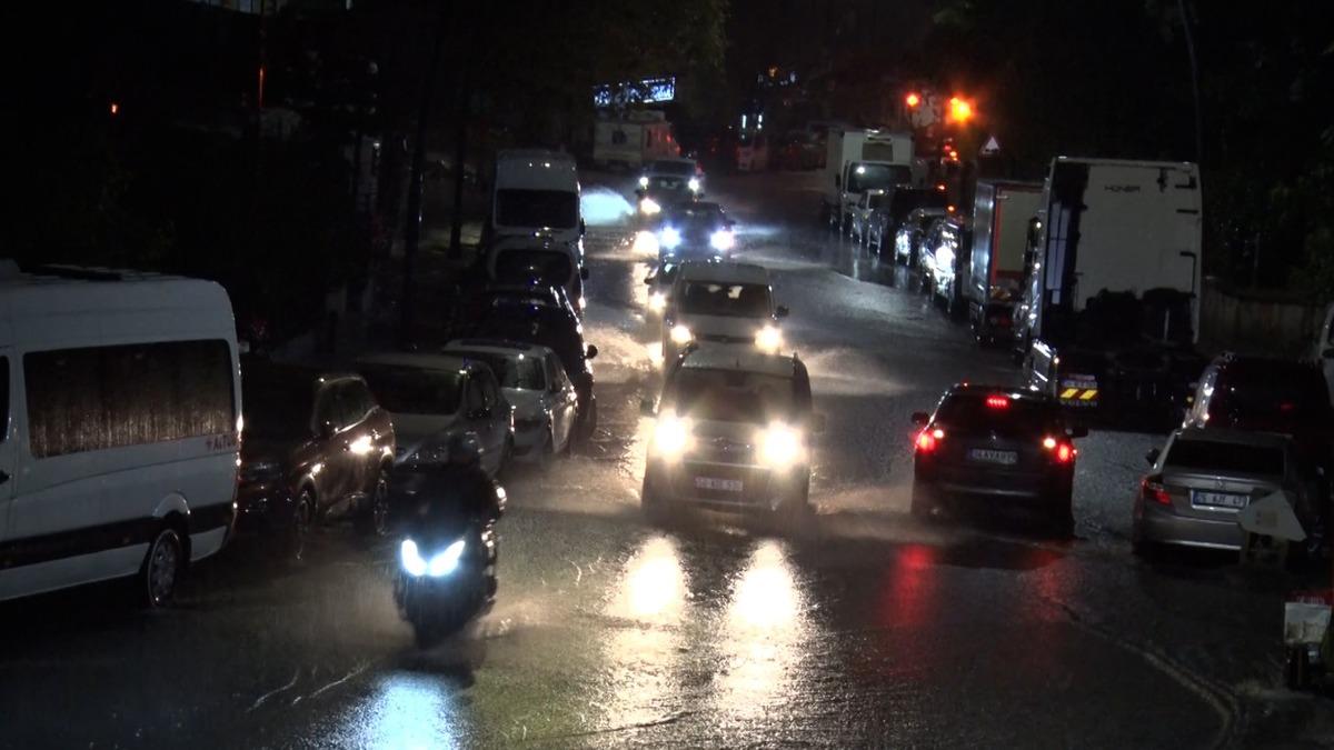 İstanbul&rsquo;u sağanak vurdu: Cadde ve sokaklar g&ouml;le d&ouml;nd&uuml; 1