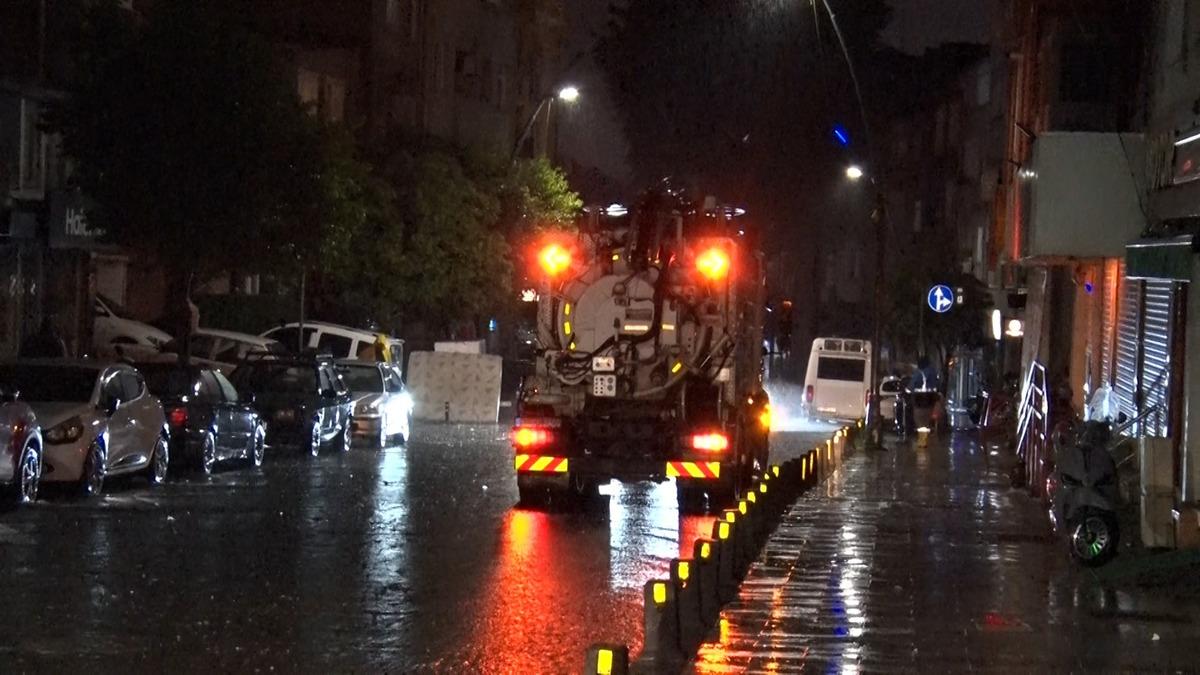 İstanbul&rsquo;u sağanak vurdu: Cadde ve sokaklar g&ouml;le d&ouml;nd&uuml; 2