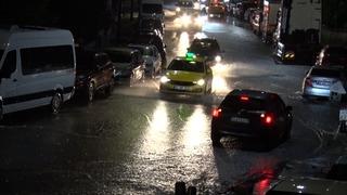 Son dakika: İstanbul&rsquo;u sağanak vurdu: Cadde ve sokaklar g&ouml;le d&ouml;nd&uuml;