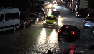 İstanbul&rsquo;u sağanak vurdu: Cadde ve sokaklar g&ouml;le d&ouml;nd&uuml;