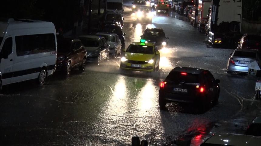İstanbul&rsquo;u sağanak vurdu: Cadde ve sokaklar g&ouml;le d&ouml;nd&uuml;