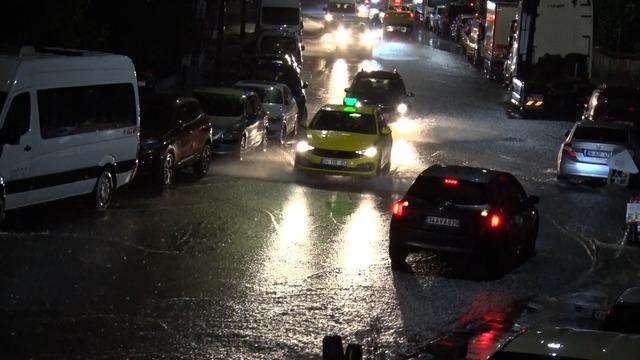 İstanbul’u sağanak vurdu: Cadde ve sokaklar göle döndü