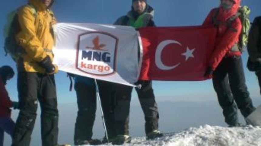 MNG Kargo bayrağı Ağrı Dağı'nda dalgalandı