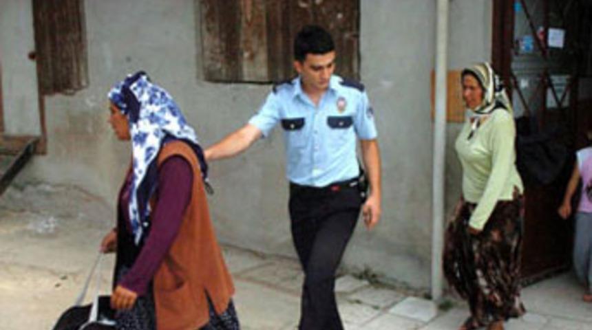 Hırsızlarnı &uuml;zerine kapıyı kilitledi