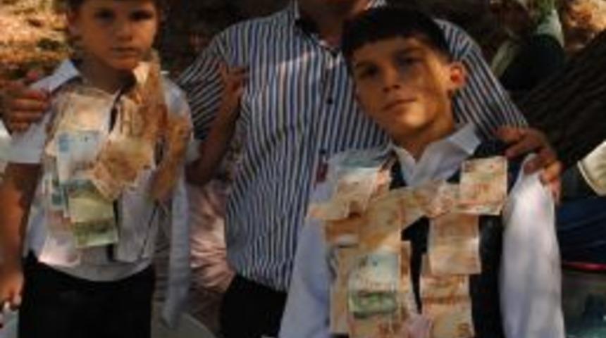 S&uuml;nnet d&uuml;ğ&uuml;n&uuml;nde takılan paranın 500 lirasını Somalili &ccedil;ocuklara g&ouml;nderdi