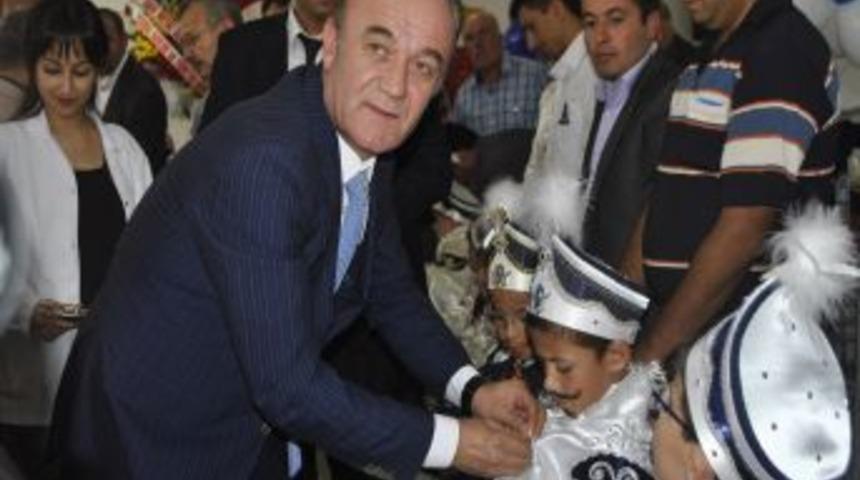 Kendi &ccedil;ocuklarına d&uuml;ğ&uuml;n yapmadı, 50 &ccedil;ocuğu s&uuml;nnet ettirdi