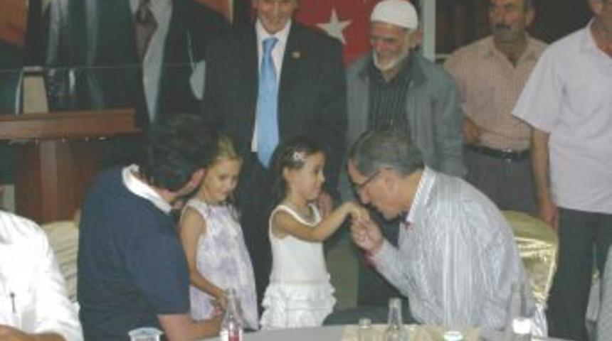 Milletvekili el &ouml;perek iftar a&ccedil;tı