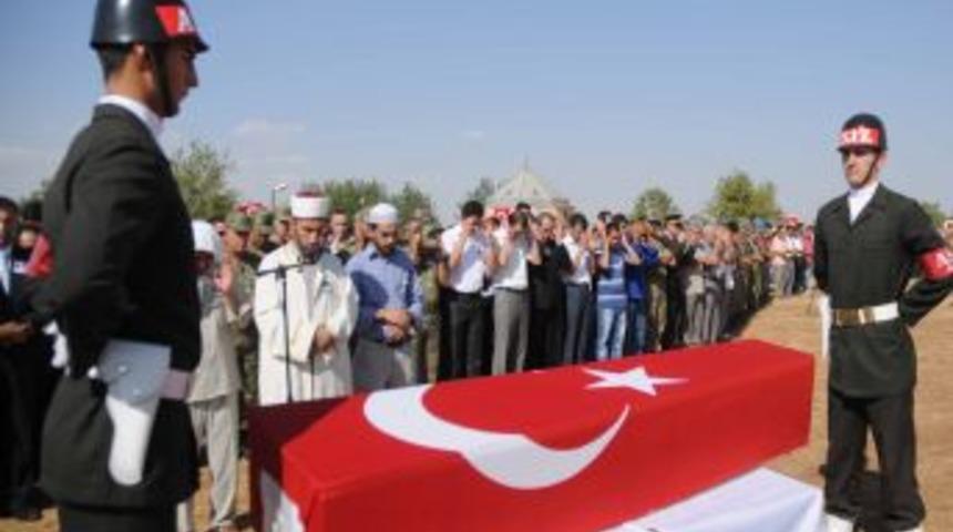 Diyarbakır şehidini g&ouml;zyaşlarıyla uğurladı