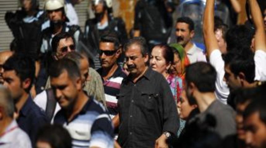 Polise taş atan göstericilere gazlı müdahale