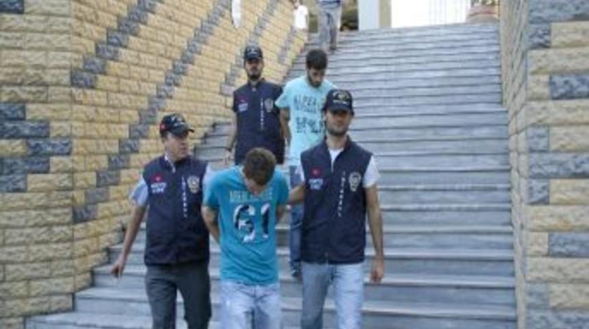 Ey&uuml;p&rsquo;te &uuml;&ccedil; kişiyi &ouml;ld&uuml;ren zanlı yakalandı