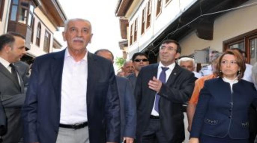 Bakan Yılmaz: Ter&ouml;re rağmen her alanda kalkınma kararlılığını s&uuml;rd&uuml;receğiz