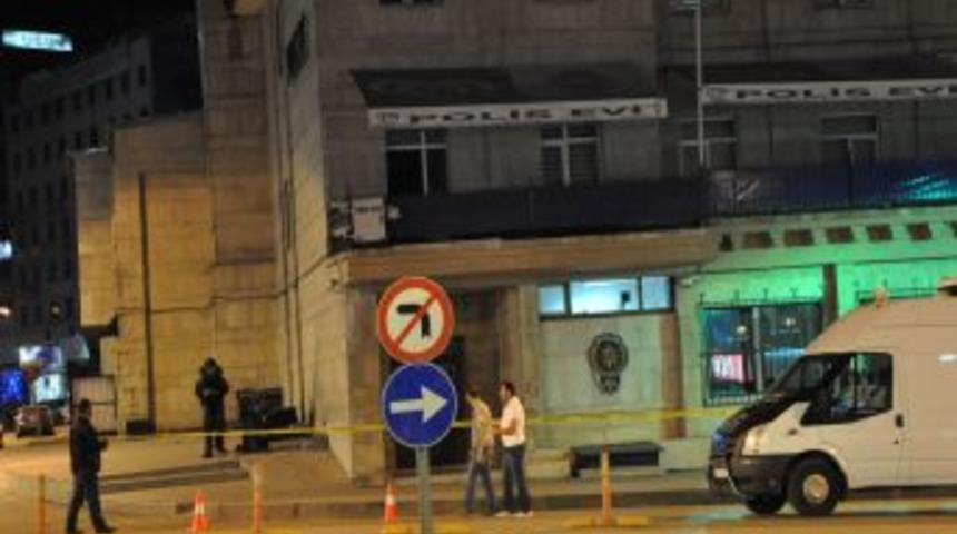 Polis Evi&rsquo;nin &ouml;n&uuml;ndeki ş&uuml;pheli paketten elbise &ccedil;ıktı