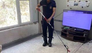 Defne&rsquo;de eve giren yılanı itfaiye yakaladı