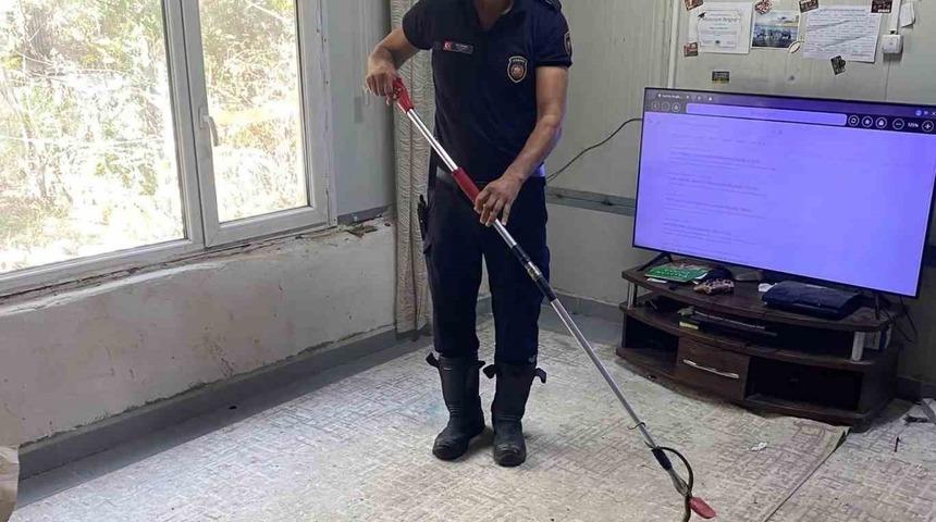 Defne&rsquo;de eve giren yılanı itfaiye yakaladı