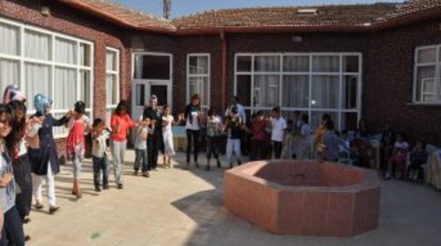 Yuvada kalan &ccedil;ocuklara moral verdiler