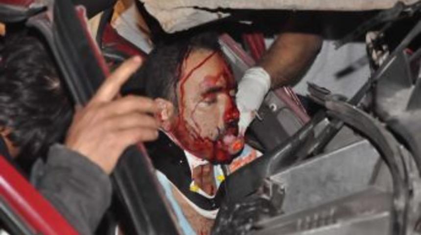 Park halindeki kamyona otomobil &ccedil;arptı: 1 &ouml;l&uuml;, 1 ağır yaralı