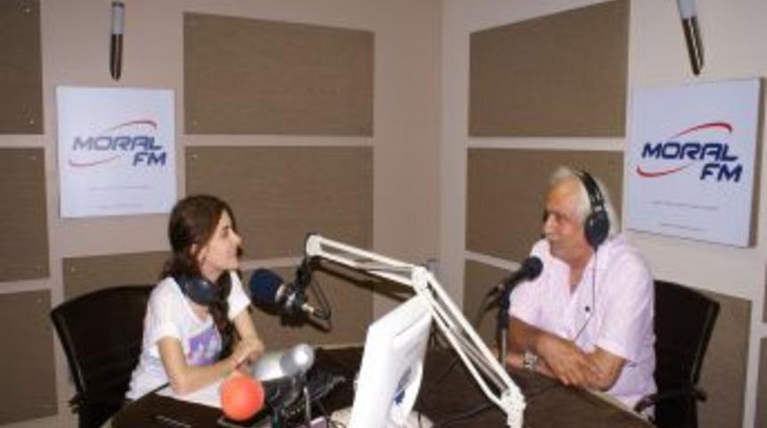 Yavuz Bahadıroğlu torunuyla radyo programı yapıyor