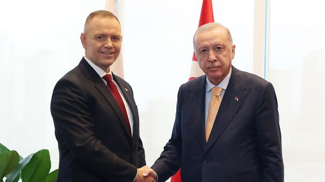 Polonya Cumhurbaşkanı Nawrocki'den Cumhurbaşkanı Erdoğan'a 'kılıç' hediyesi!