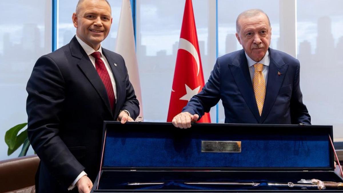 Polonya Cumhurbaşkanı Nawrocki den Cumhurbaşkanı Erdoğan a  kılı&ccedil;  hediyesi! 3