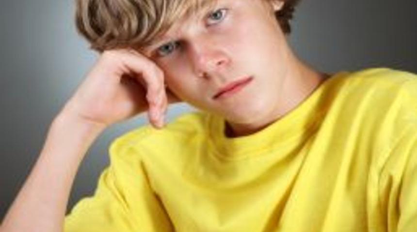 Ergenlik d&ouml;neminde sosyal fobi yaşayanlar okulda başarısız oluyor