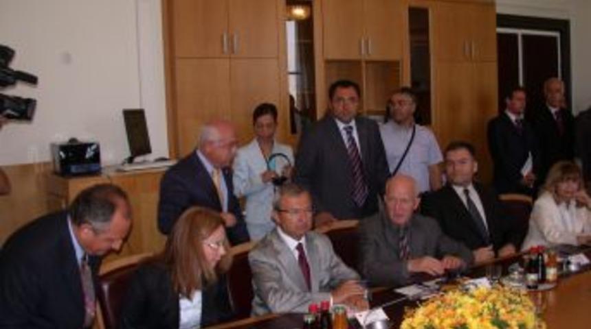 Meclis Başkanı &Ccedil;i&ccedil;ek: Her konu şiddet i&ccedil;ermeden tartışılmalıdır