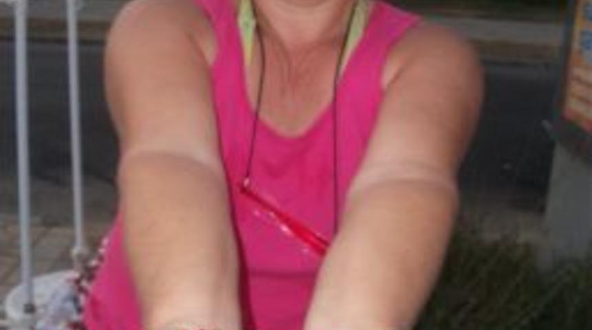 Deniz taşlarından hediyelik eşya yaparak para kazanıyor