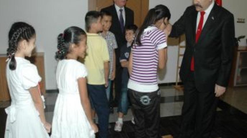 Vali Cerrah babasının nerede gazi olduğunu bilmeyen &ccedil;ocuklara tepki g&ouml;sterdi