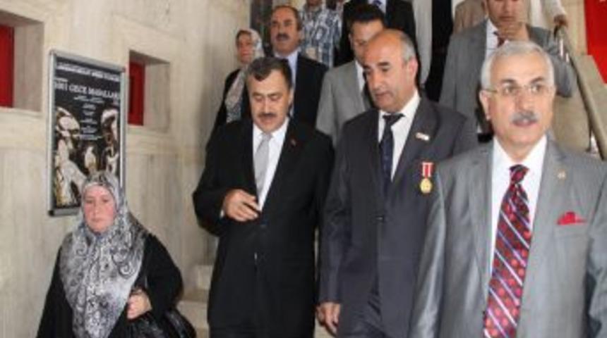 Bakan Eroğlu, iki şehidin ailesine Devlet &Ouml;v&uuml;n&ccedil; Madalyası takdim etti