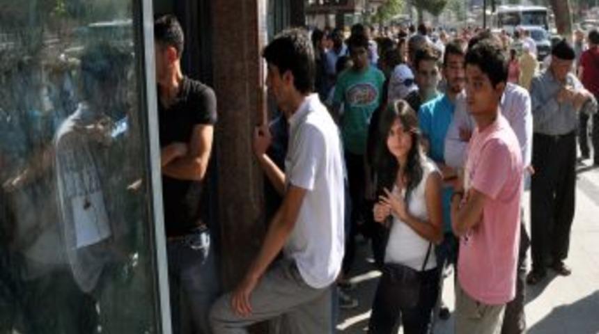 &Uuml;niversiteliler katkı payını yatırmak i&ccedil;in kuyruğa girdi