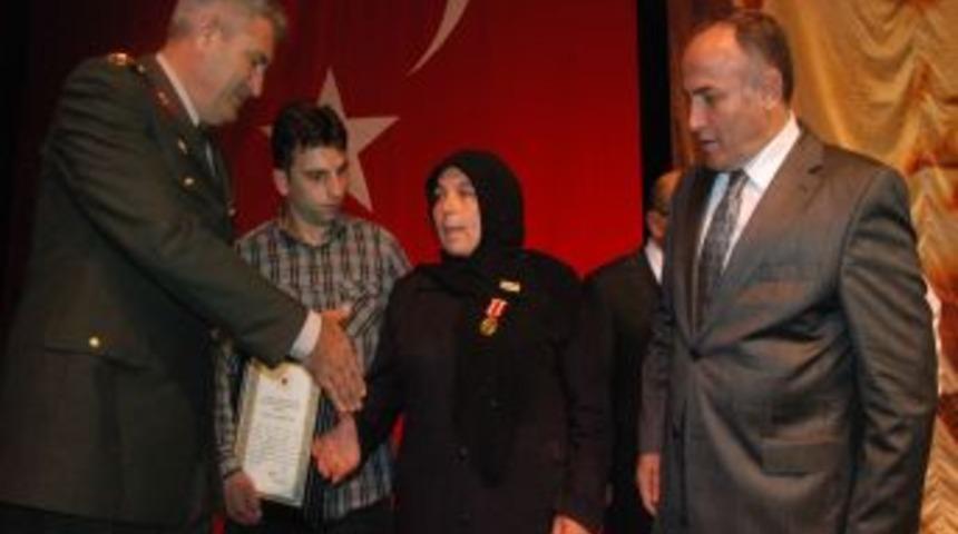 Şehit polisin annesine Devlet &Ouml;d&uuml;n&ccedil; Madalyası verildi