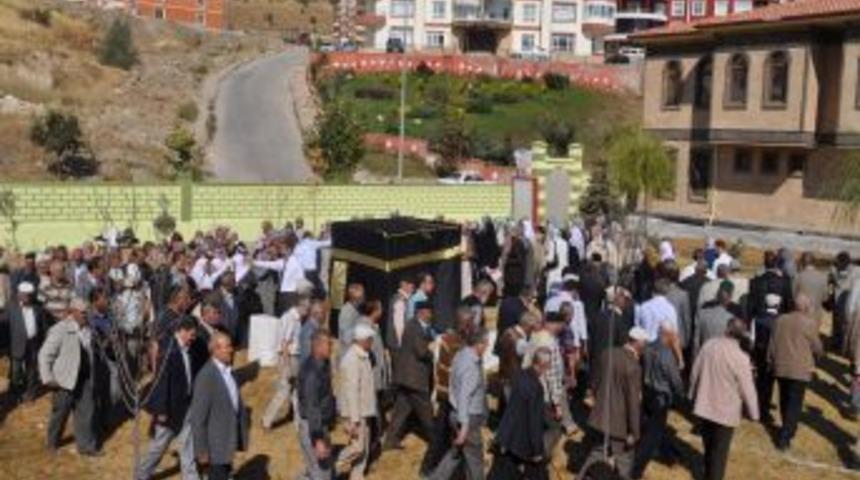 Yozgat'ta hacı adayları Kabe maketi etrafında tavaf yaptı