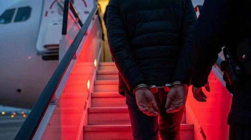 Bakanlık duyurdu! Kırmızı b&uuml;ltenle ve ulusal seviyede aranan 76 su&ccedil;lu T&uuml;rkiye'ye getirildi