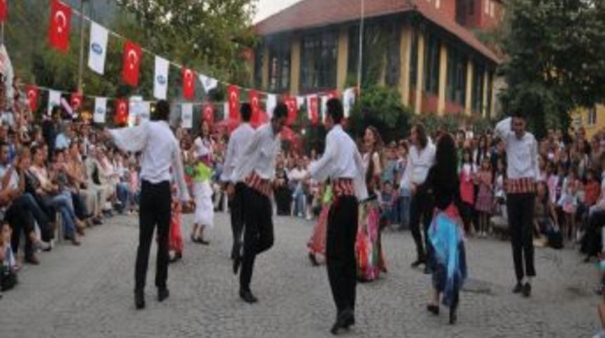 Misi&rsquo;de şenlikte yemeklek yarıştı