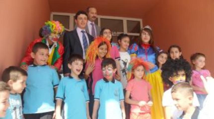 &Ouml;ğrencileri okulun ilk g&uuml;n&uuml;nde Pamuk Prenses ve palya&ccedil;o karşıladı