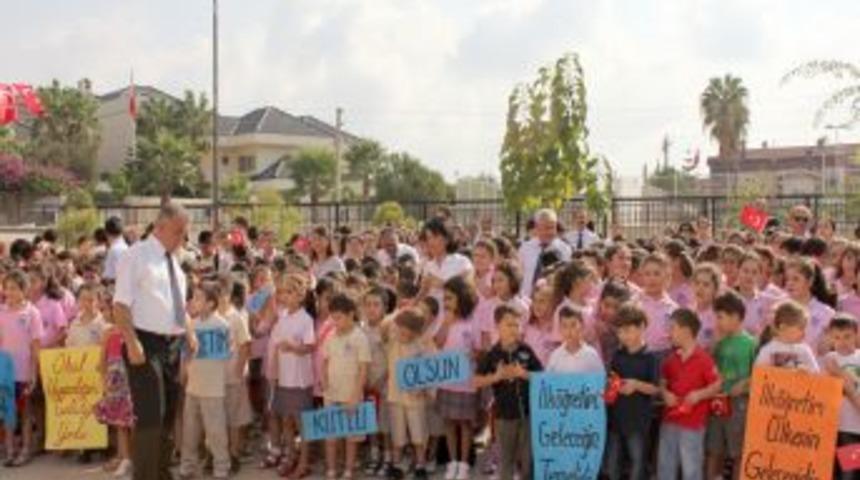Adana&rsquo;da eğitim &ouml;ğrencilere şeker ve &ccedil;ikolata ikramıyla başladı