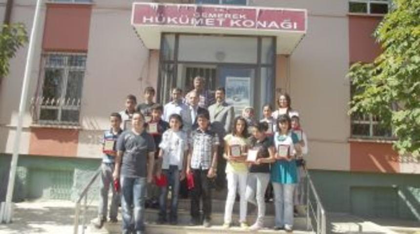 &Ouml;ğrenciler, yeni okullarına plakatle uğurladı