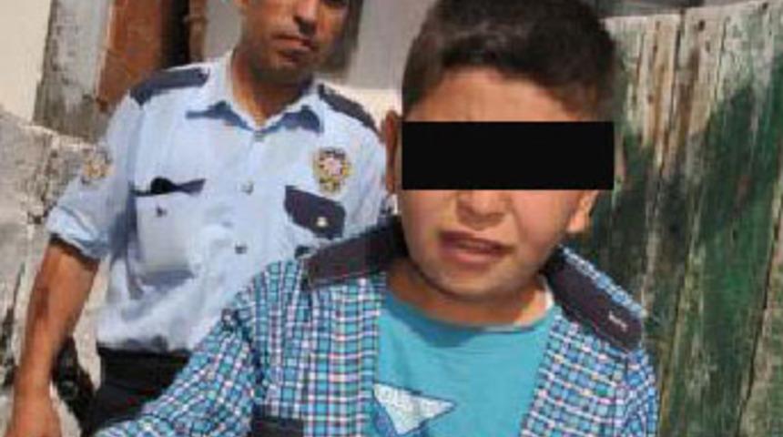 Okula g&ouml;ndermeyen ailesini ihbar etti